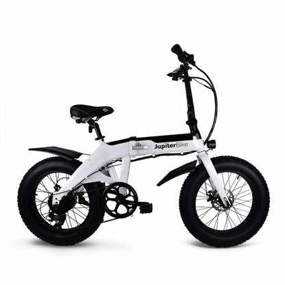 JupiterBikes_White Defiant electric bike with black details on a white background, branded 'JupiterBike'.