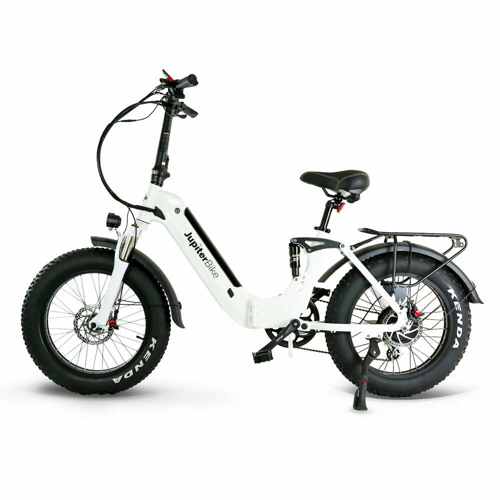 JupiterBikes_White Defiant ST electric bike with black details on a white background