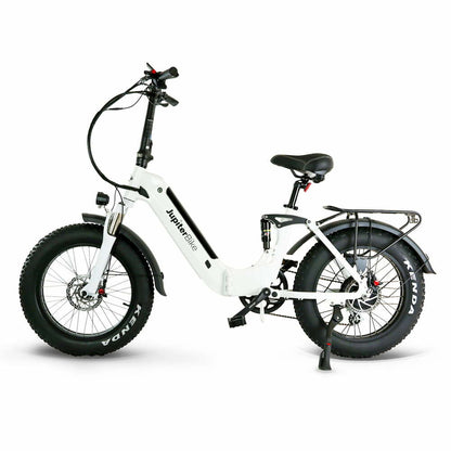 JupiterBikes_White Defiant ST electric bike with black details on a white background