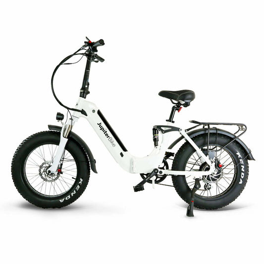 JupiterBikes_White Defiant ST electric bike with black details on a white background