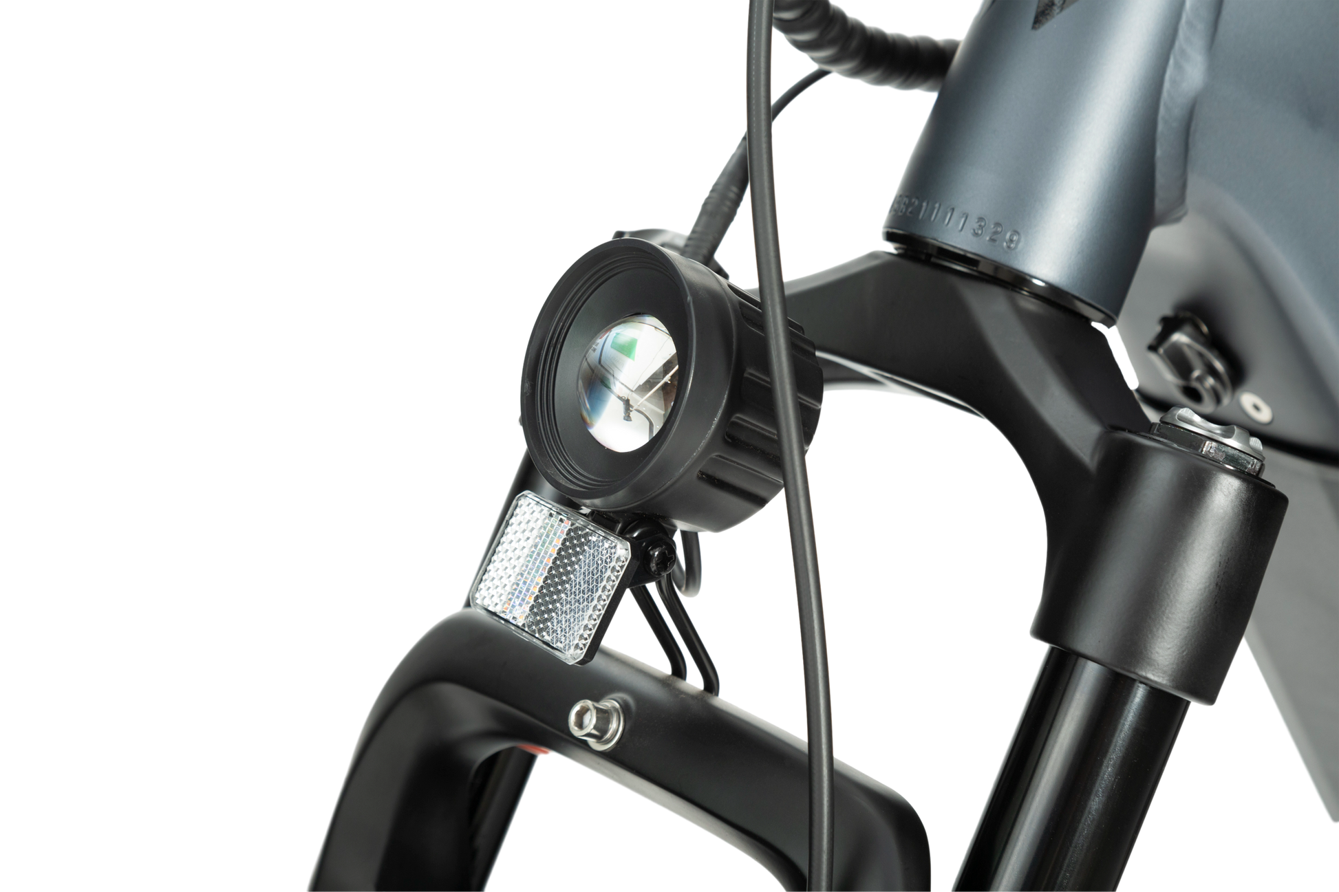 velowave_Close-up of a bicycle headlight and handlebar – BrawnyXM