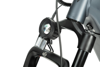 velowave_Close-up of a bicycle headlight and handlebar – BrawnyXM