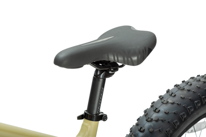 velowave_Bicycle seat and tire – found on BrawnyXM