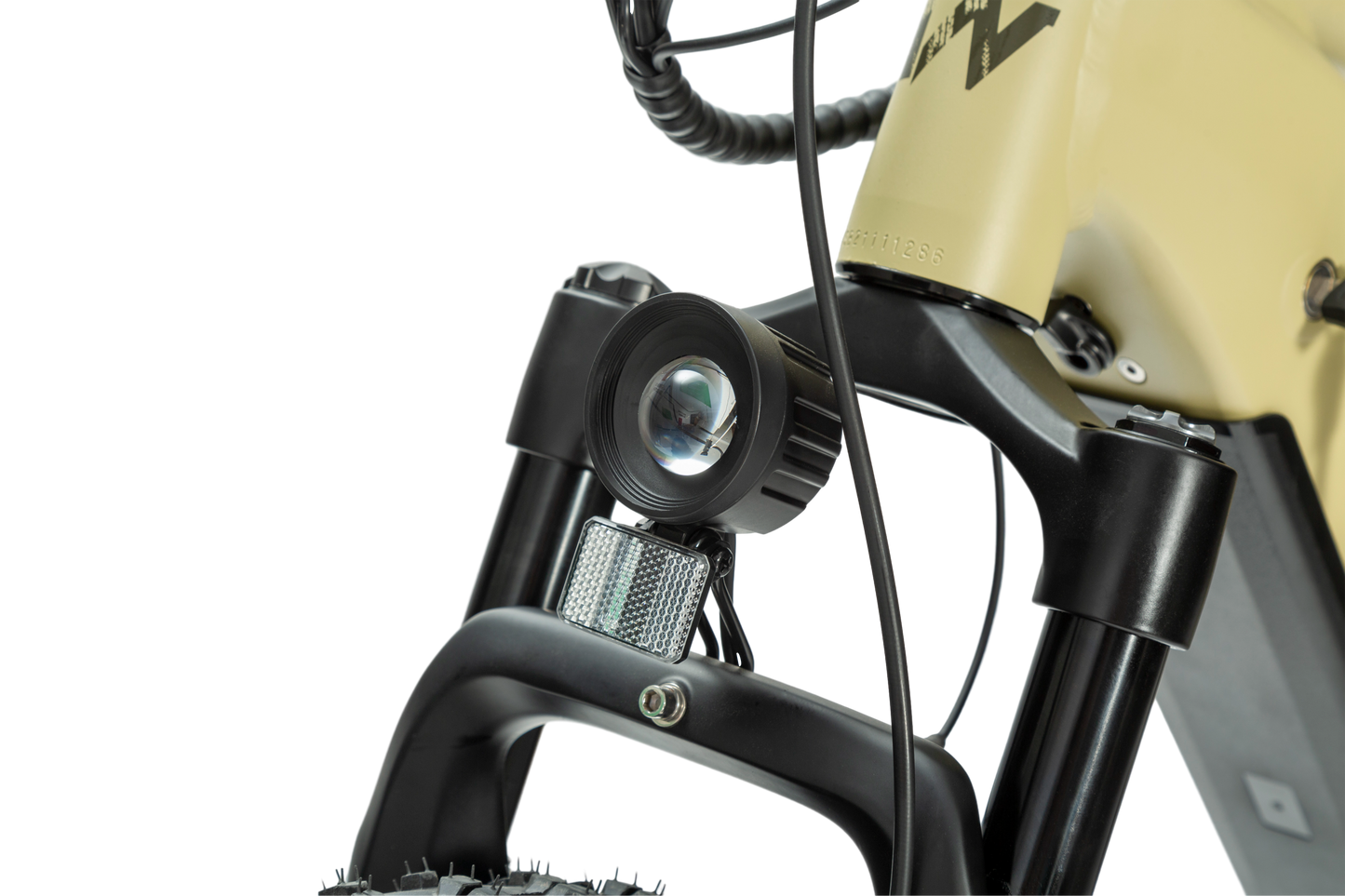 velowave_Close-up of a bicycle headlight and front fork – BrawnyXM