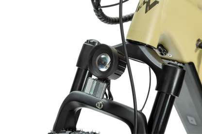 velowave_Close-up of a bicycle headlight and front fork – BrawnyXM
