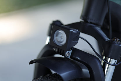 velowave_Close-up of the Pony electric bike's head light fixture on a blurred background