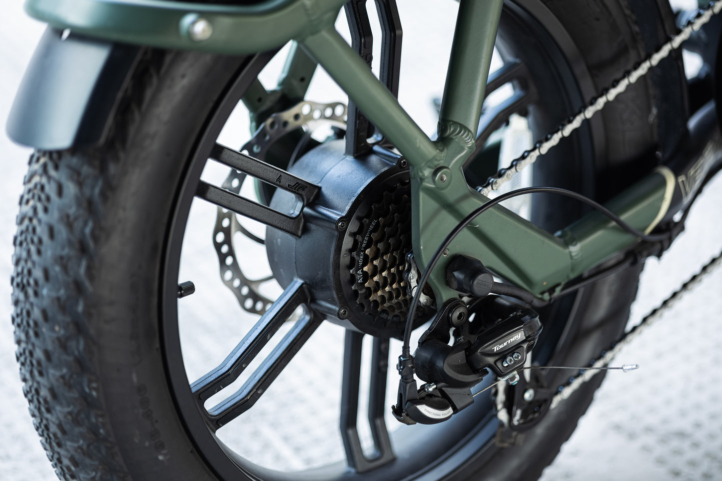 velowave_Close-up of a motorcycle wheel with chain and sprocket on a blurred background – Pony