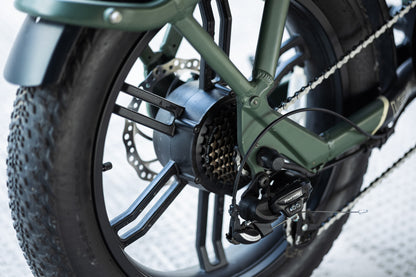 velowave_Close-up of a motorcycle wheel with chain and sprocket on a blurred background – Pony