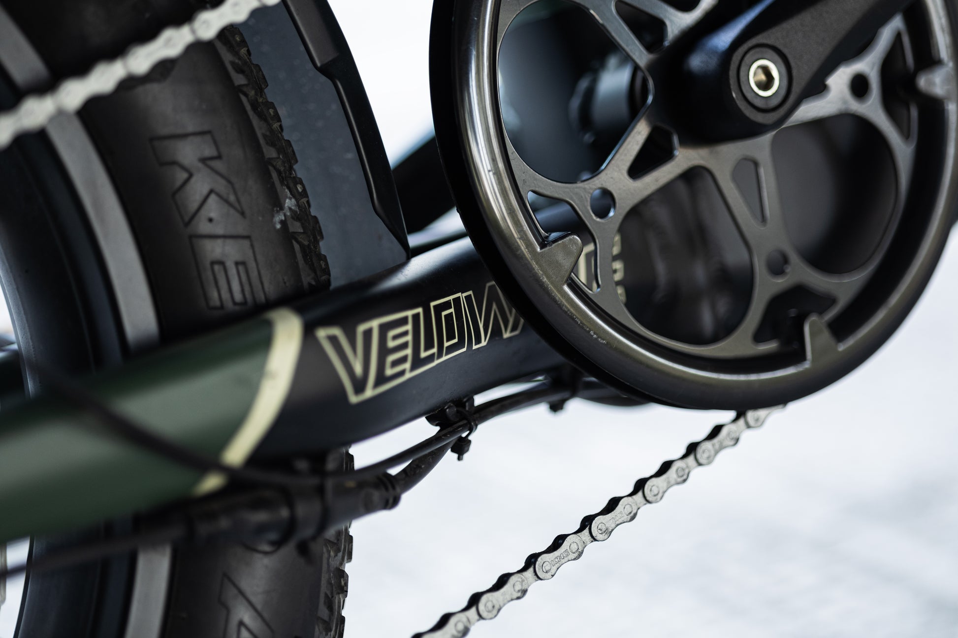 velowave_Close-up of the Pony bicycle chain and gear system with 'VELOWAVE' branding.