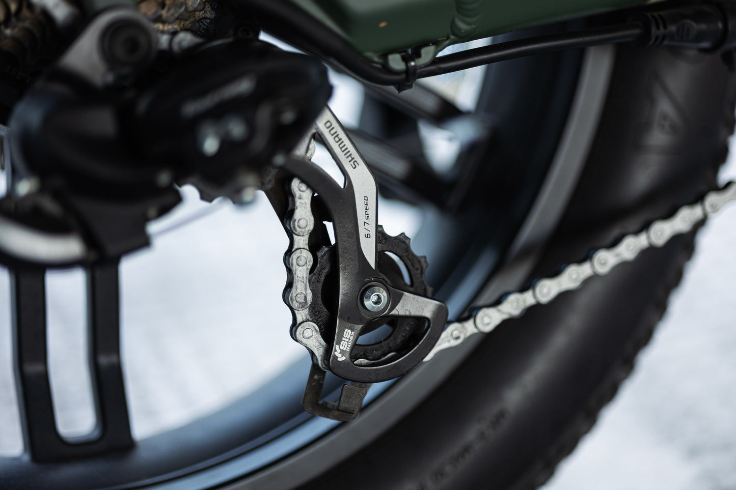 velowave_Close-up of the Pony bicycle chain and gear system with a blurred background