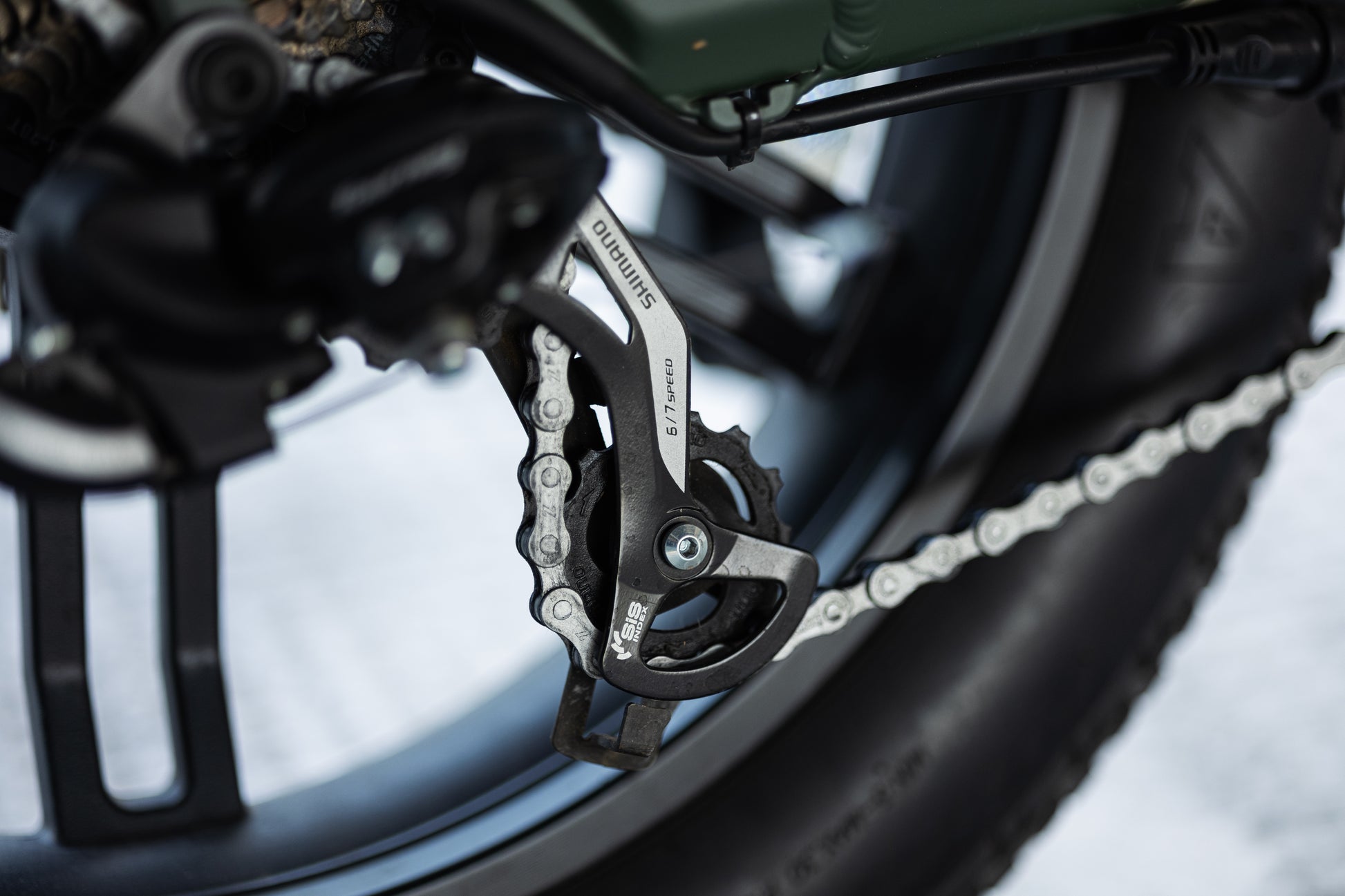 velowave_Close-up of the Pony bicycle chain and gear system with a blurred background