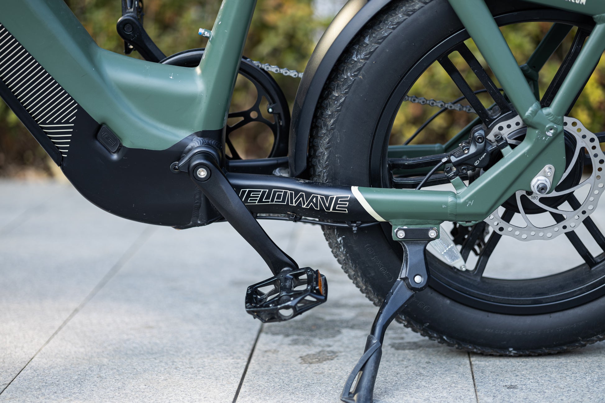 velowave_Close-up of a green Pony electric bike with 'Velowave' branding on a blurred background