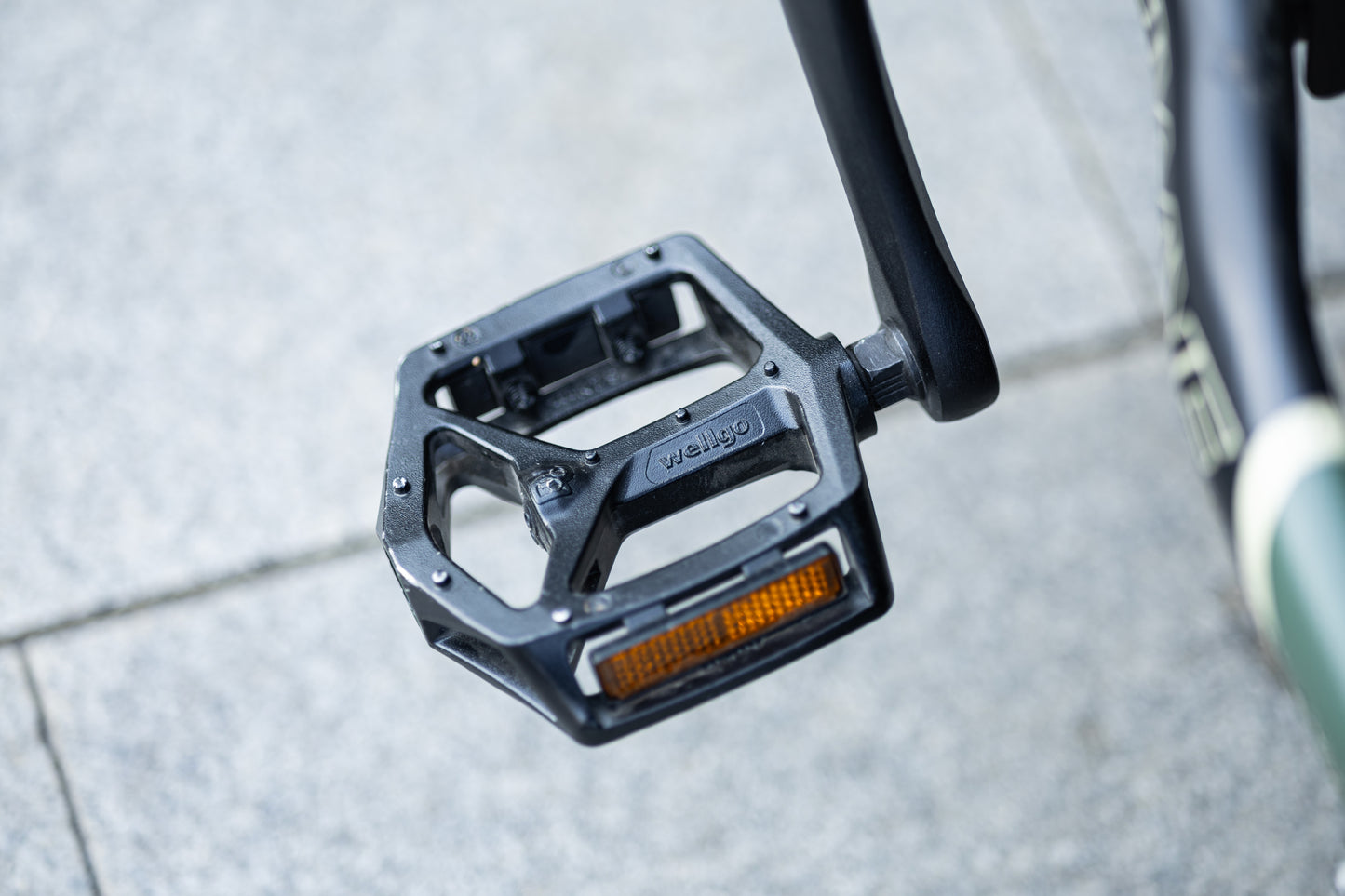 velowave_Close-up of the Pony electric bicycle pedal 
