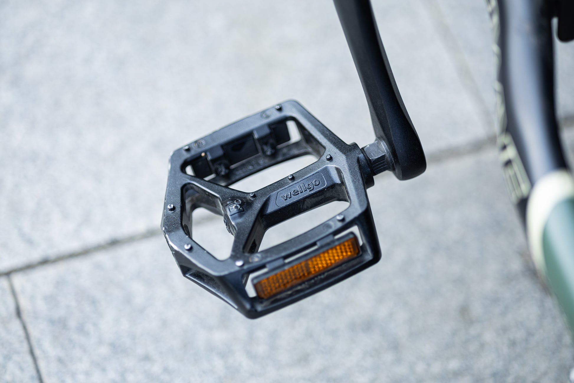 velowave_Close-up of the Pony electric bicycle pedal 