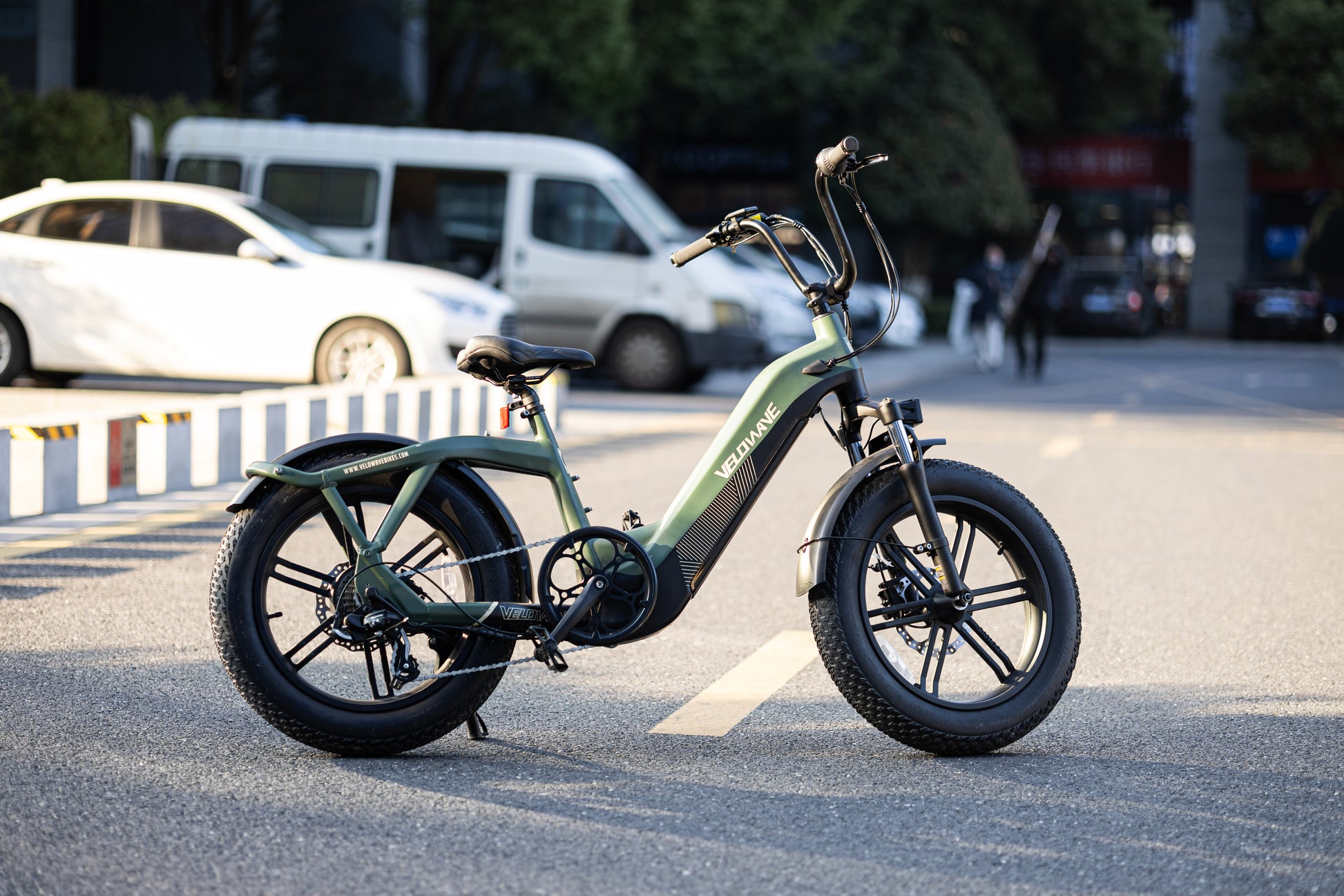 velowave_Green Pony electric bike on a city street with blurred background